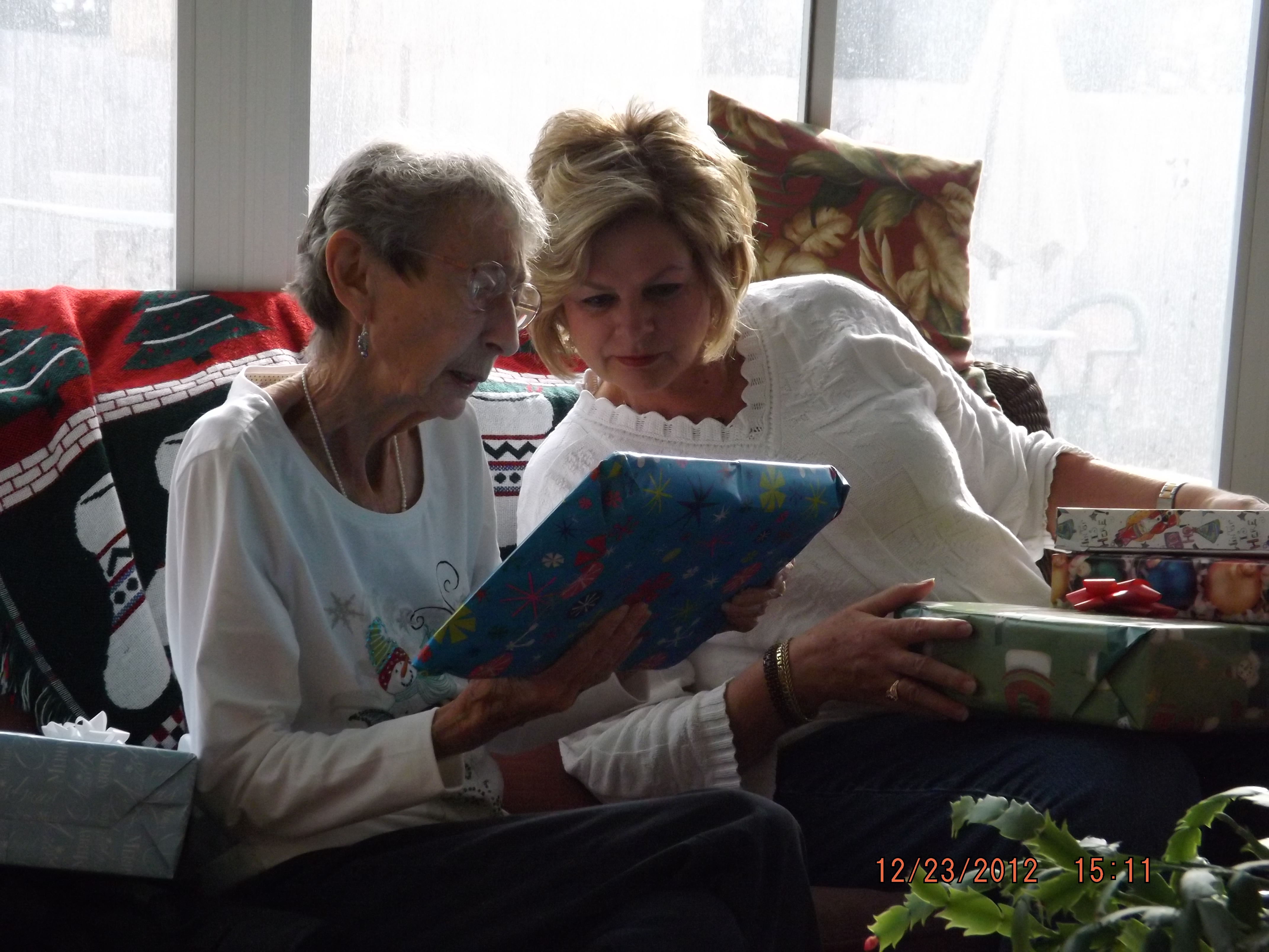 Linda & Doris exchanging Christmas presents.