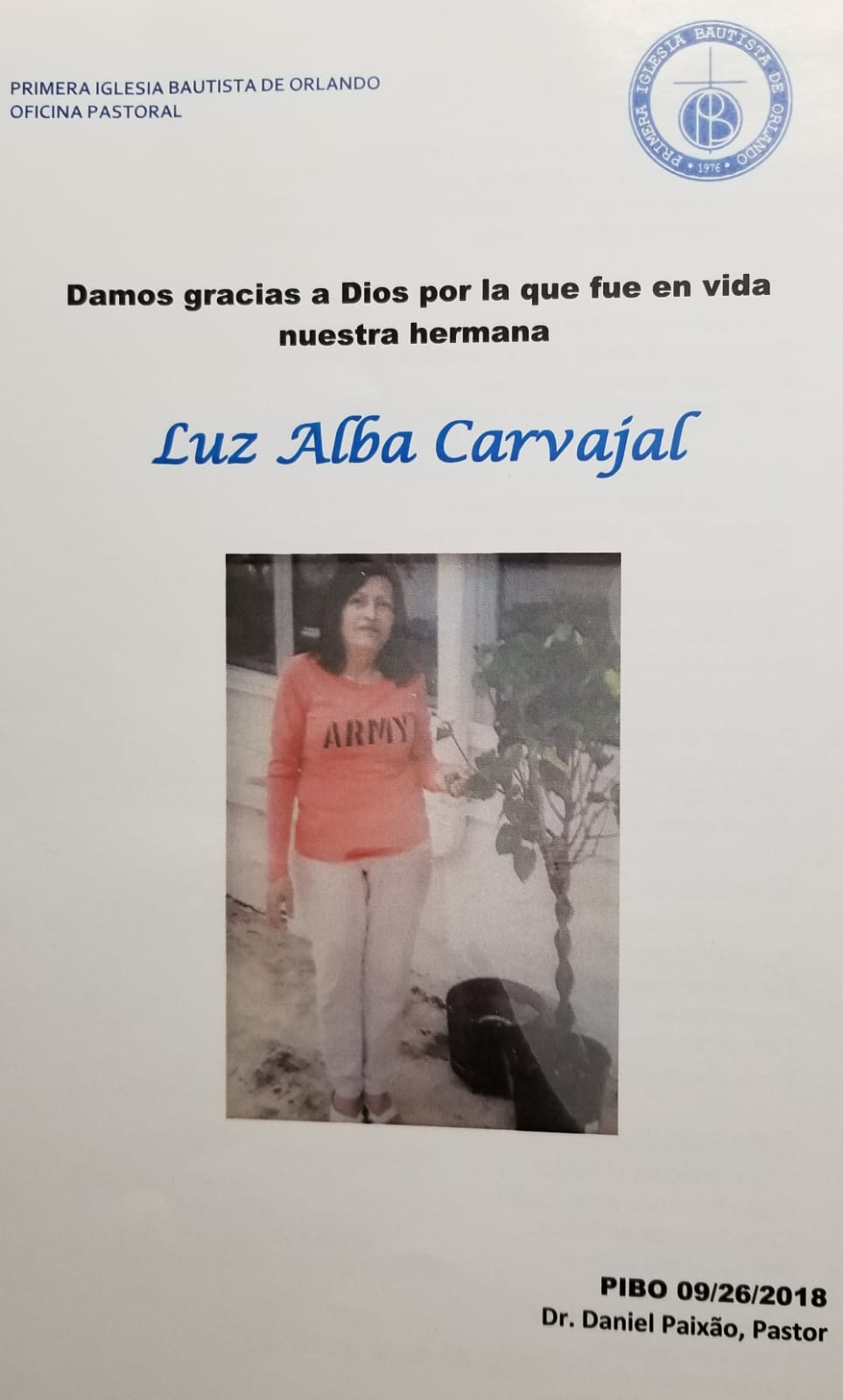 A Luz Alba le encantaba cuidar sus matas. El folleto contiene unas canciones que le gustaba mucho. Alabanza como "Cuan grande es El!"