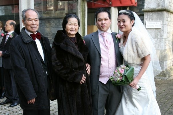 親愛的 婆婆，<br />
<br />
謝謝您沒有錯過我們人生中最最重要的一天，你永遠在我們心裡<br />
<br />
愛妳<br />
<br />
嘉駒 冬冬 妍甯。敬上