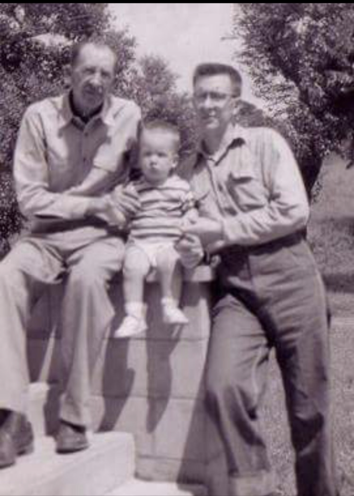 The three handsome Vogenitz men who are all having a happy heavenly birthday party for Paul today.  You would be 99 today,  one more year and you would’ve made it to 100 I like we talked about.  I hope you get one of those big cupcakes that you always loved. Miss you Pablo ♥️  Victor please give him a big hug for me. 