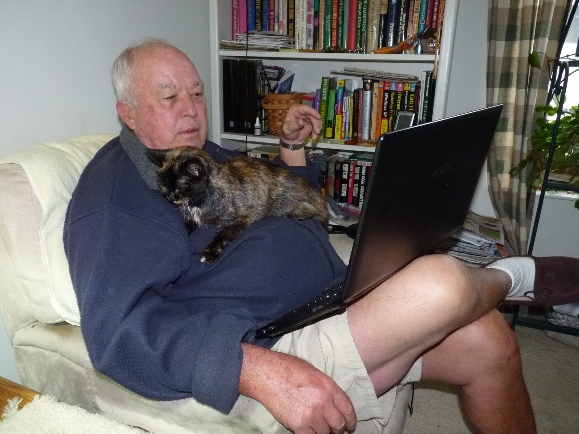 A comfortable chair, a cat, and his computer.  Let Art's day begin.