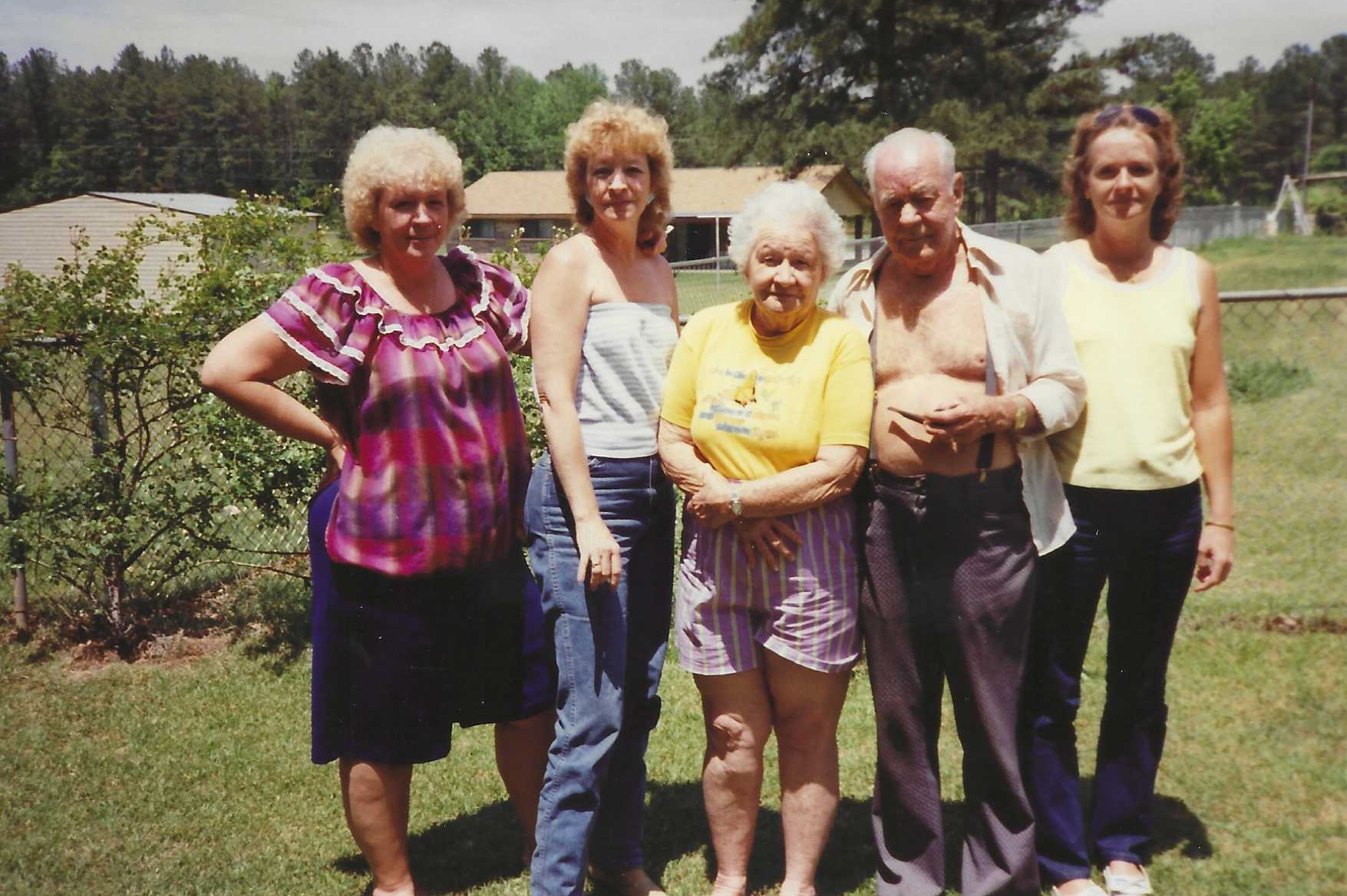 Linda with sister Ginger Faye Pugh, parents Alice and Murphy Vance, and sister Susan Carol Penick.