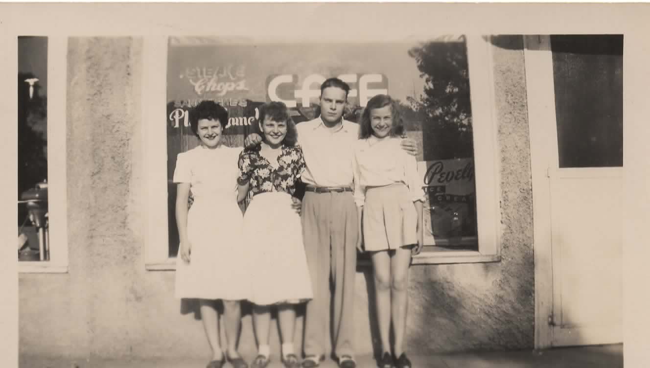 Emmagene, Allabelle, Floyd, and Eloise Mattoon about 1947.