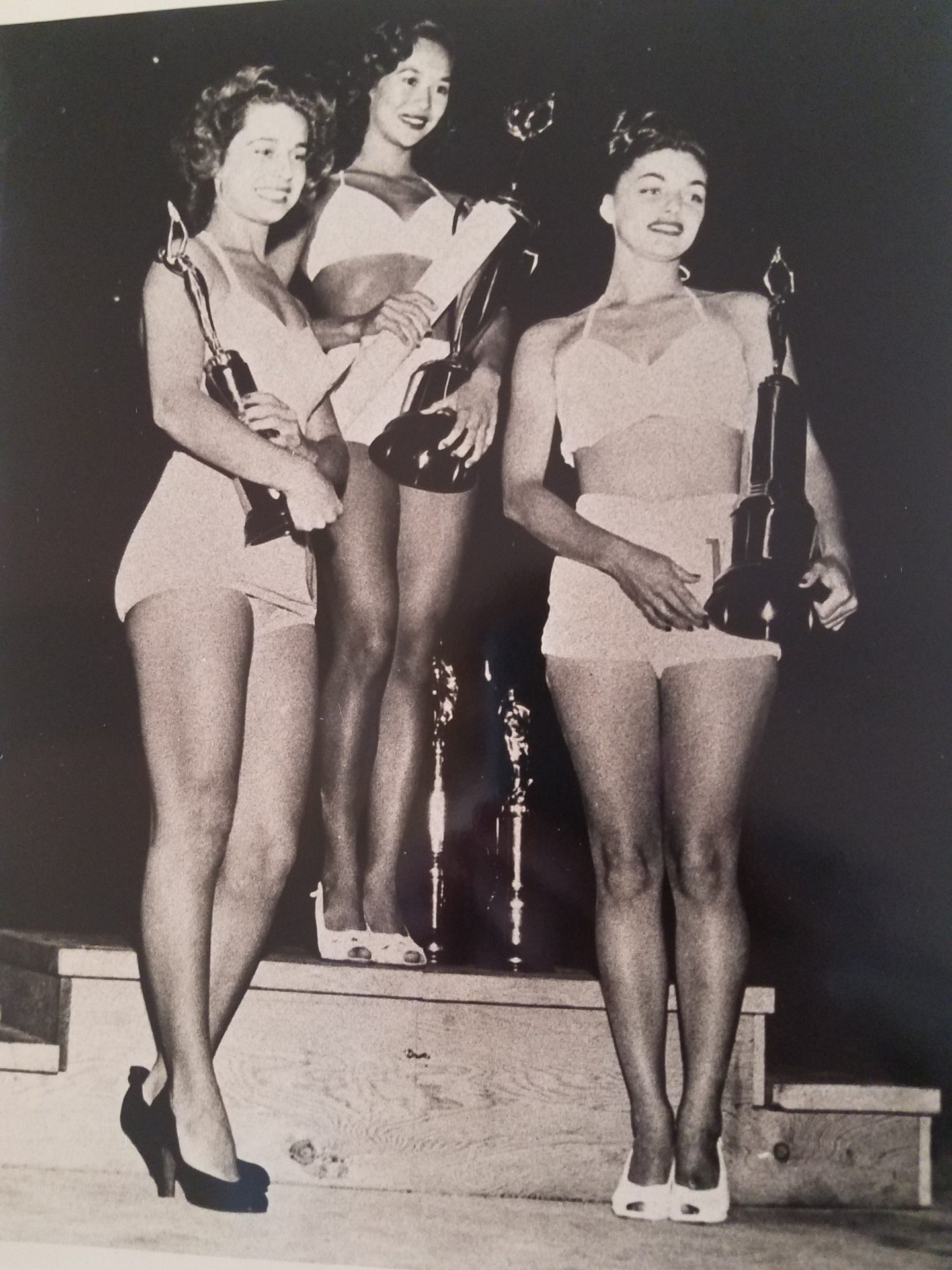 Miss Waikiki 1948. Barbara on left.