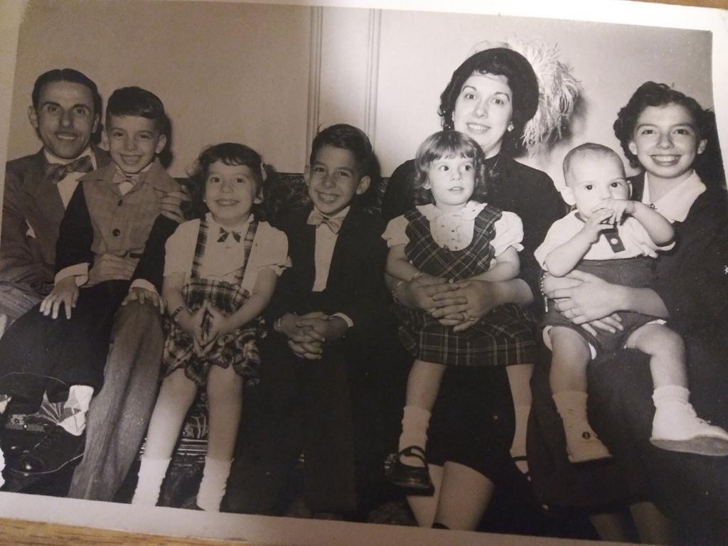 The Cannistraci Family<br />
About 1952<br />
Joe is in the middle.