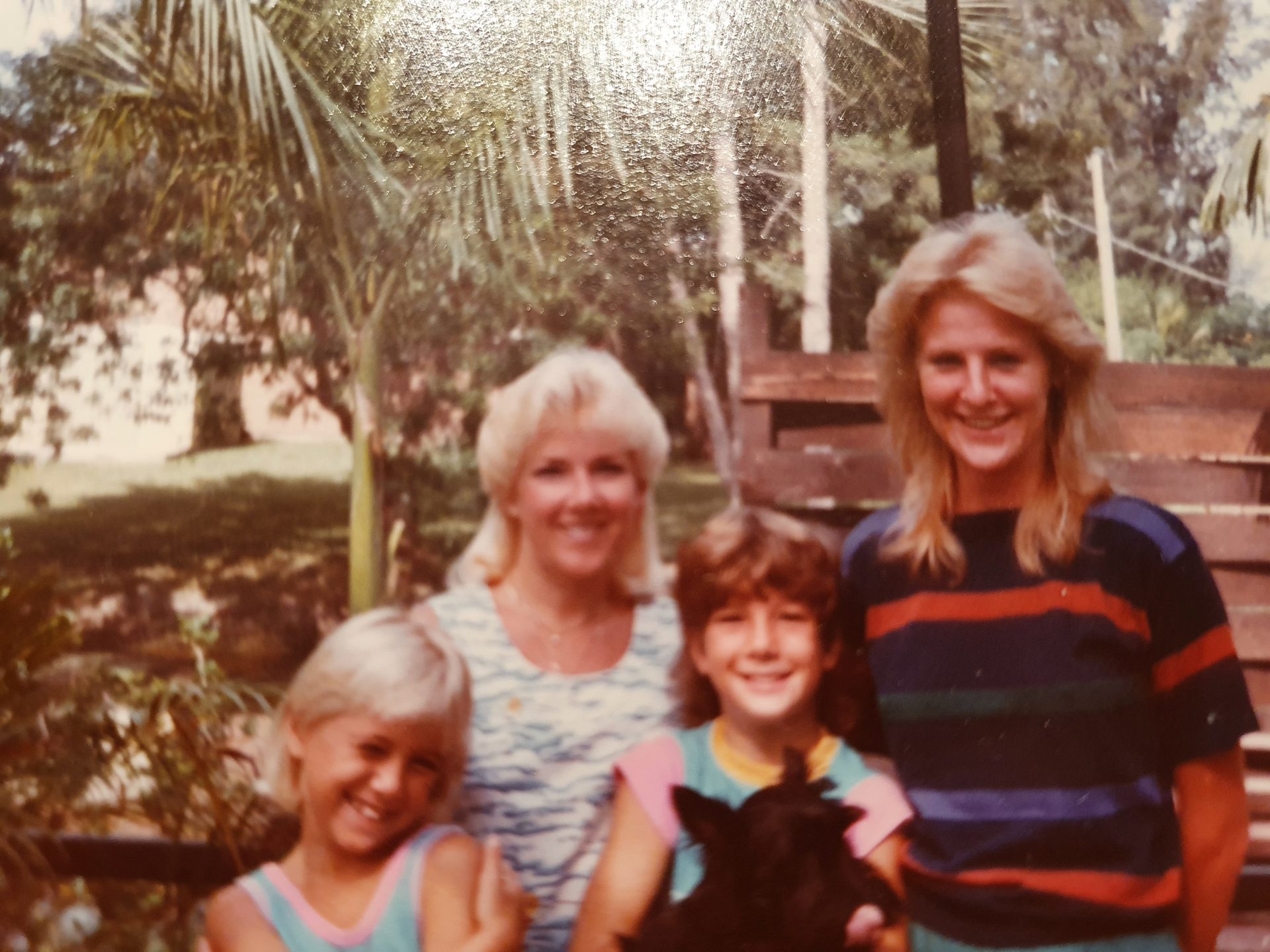 Kim, Judy, Jennifer, Kelly the dog and I, during my visit in August 1983. Happy days!❤