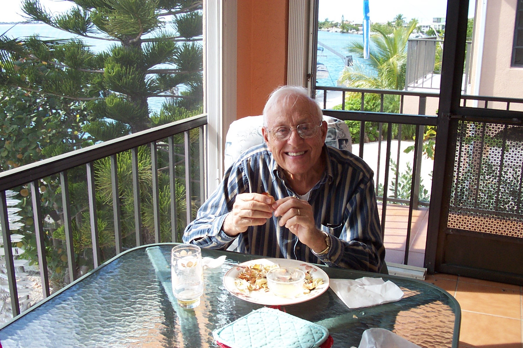 HENRY RODAHAVER EATING STONE CRAB CLAWS