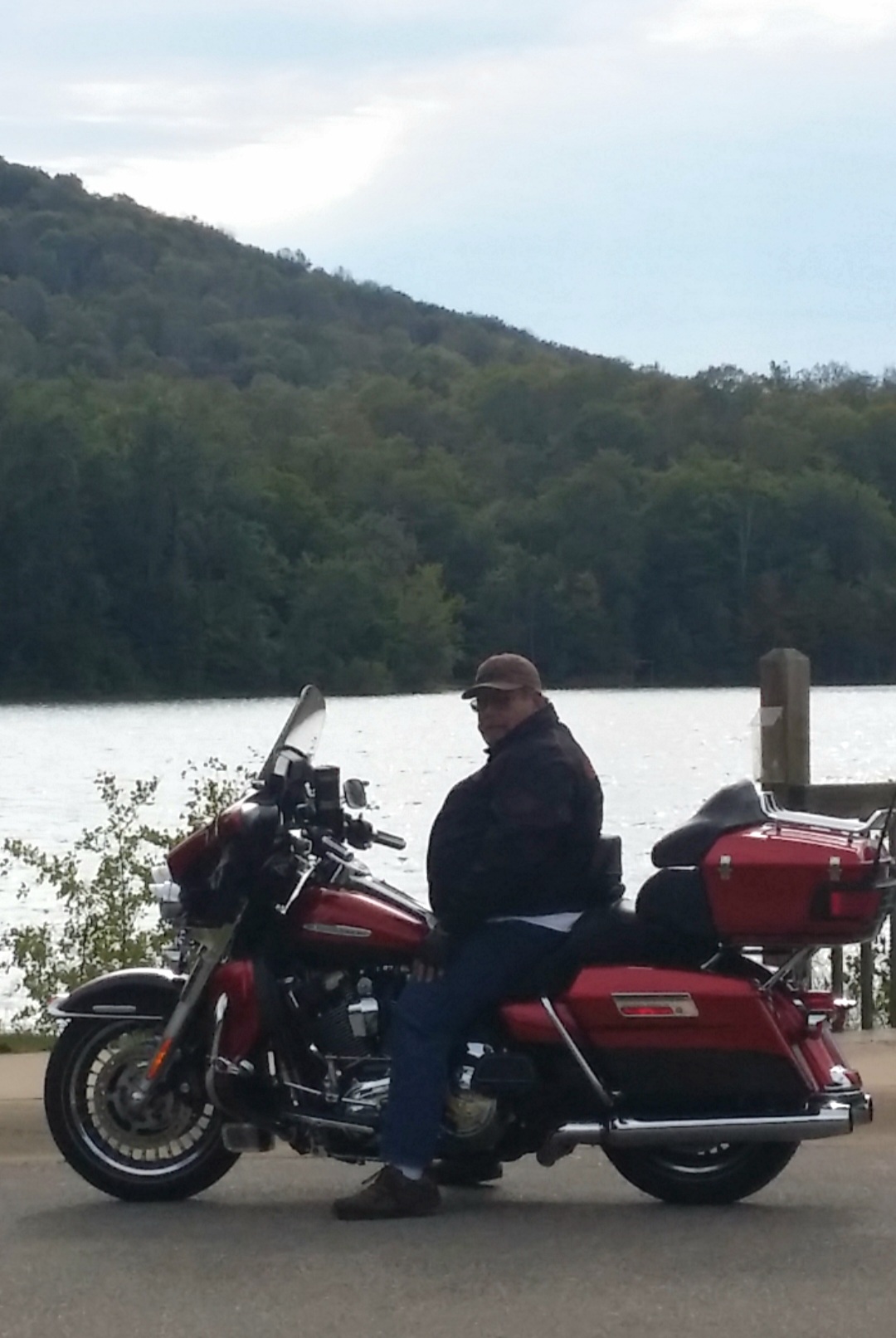 Dad on his red Harley ♡
