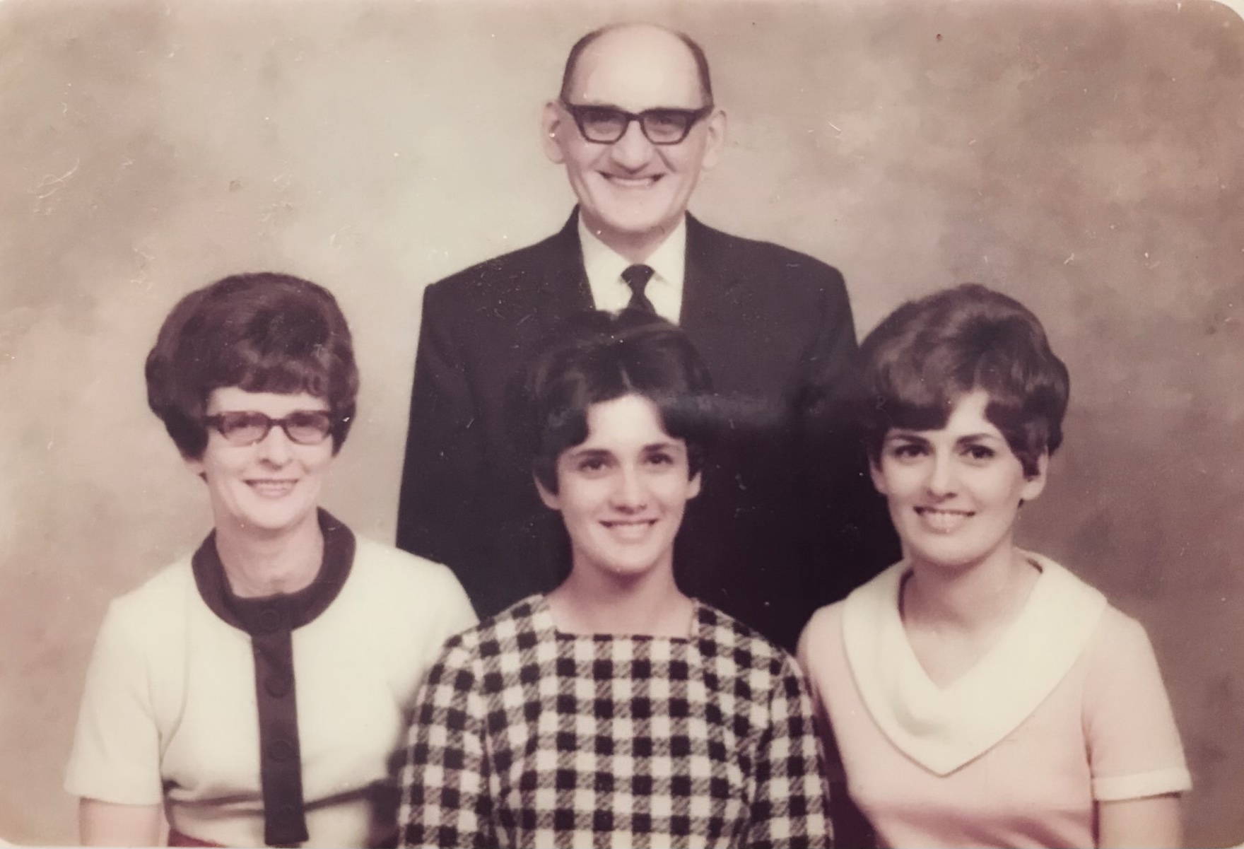 Peggy (center) with sister Patty Lynn (right), mother Stella (left), and father Ernest (back)