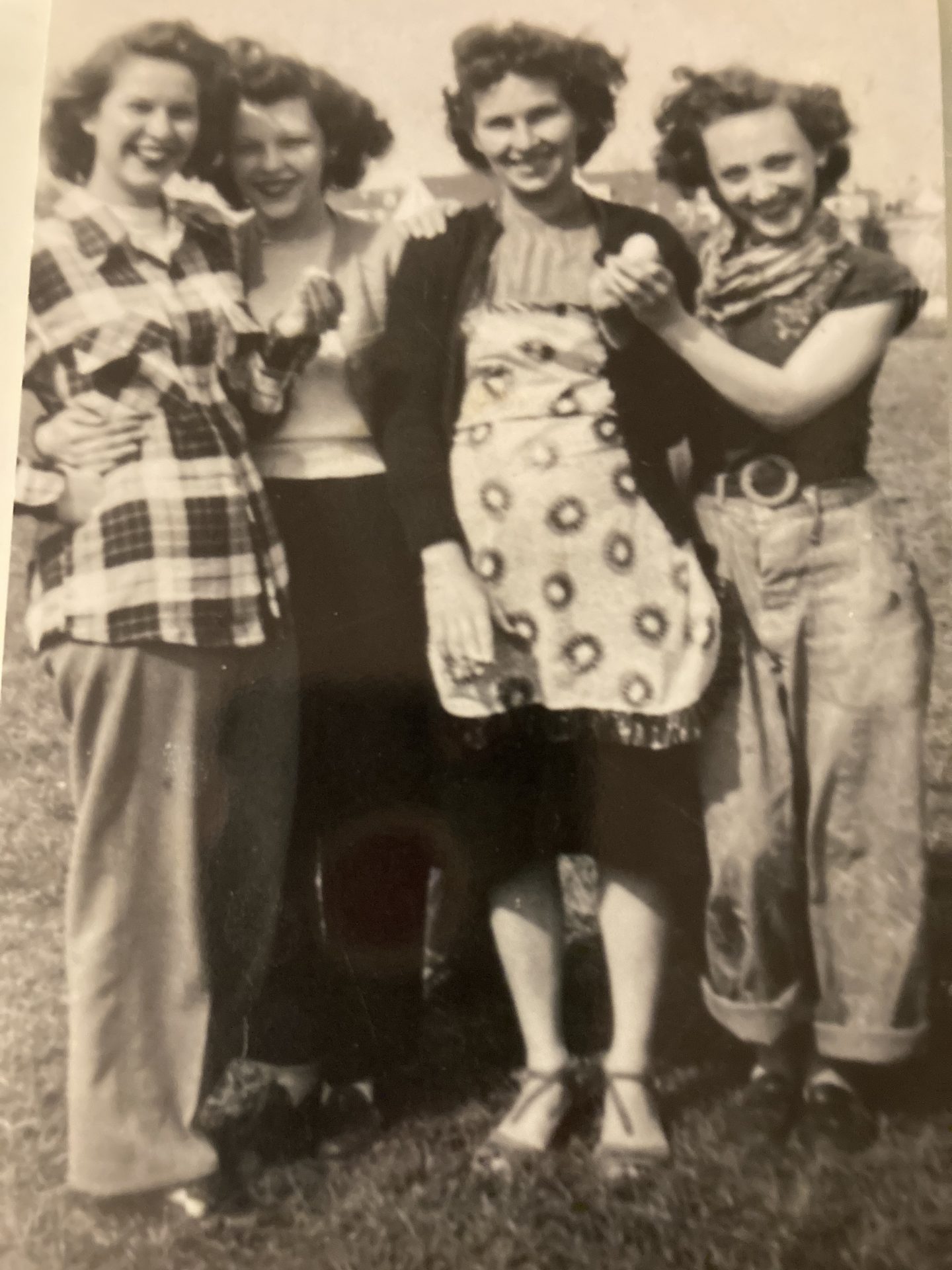 Wilma far right<br />
Aunt Jane and friends