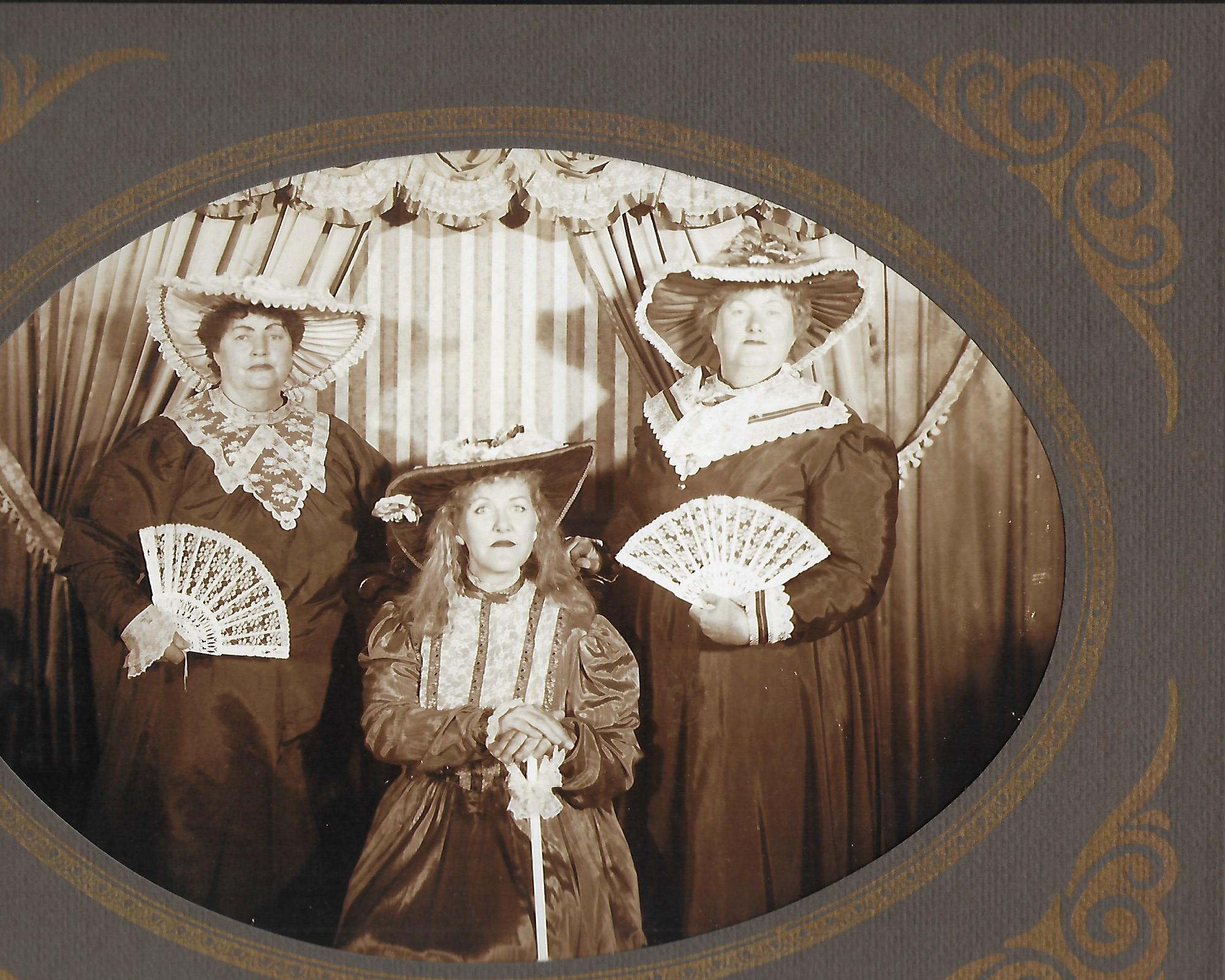 Love this old fashioned photo of Glenda, Debra and Glo