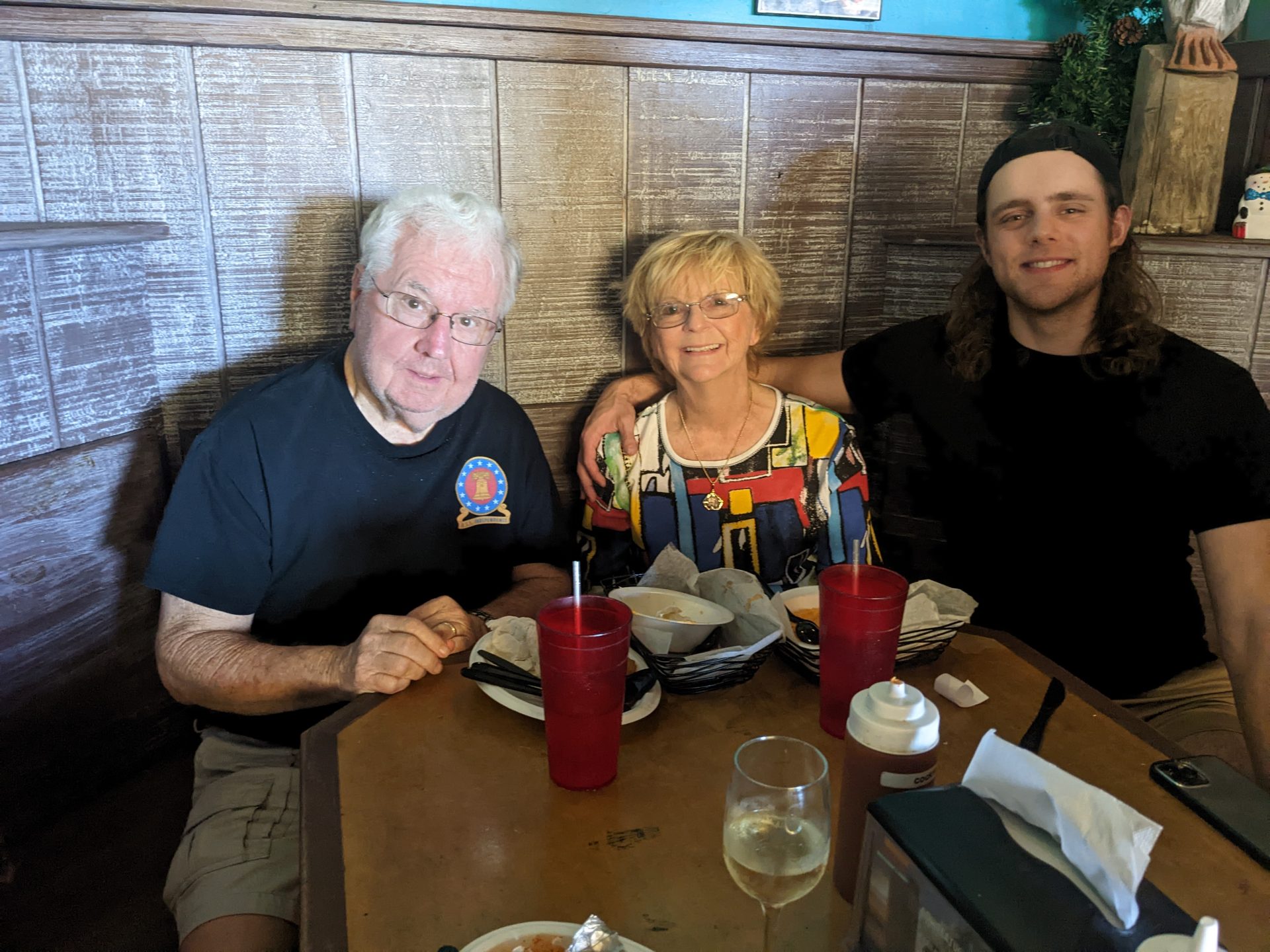 Florida - December 2022<br />
Bruce & Grandma Shirley with Grandson Maclane - Lunch at the beach