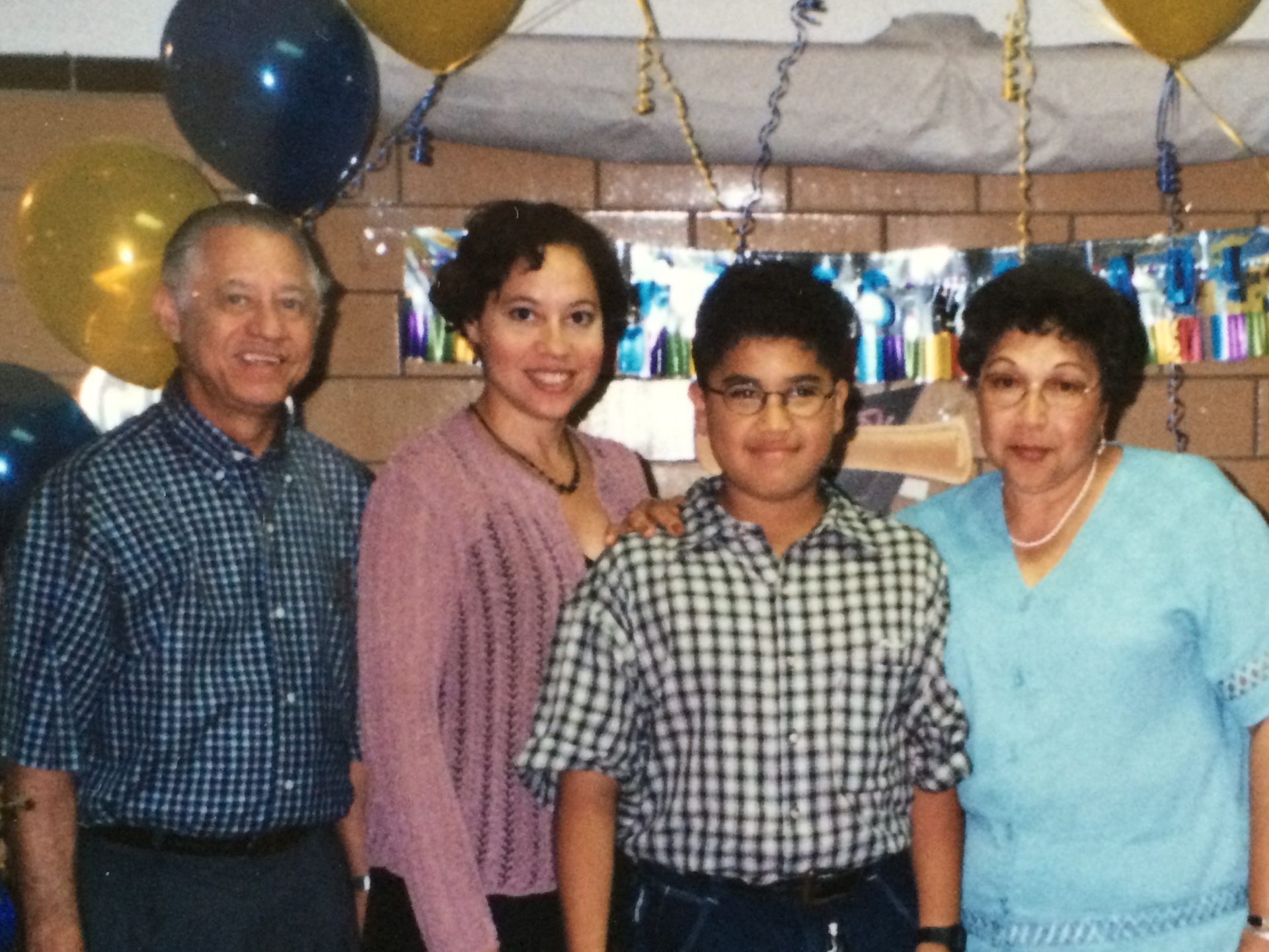 Miguel, Juana y Ivette siempre presentes y compartiendo conmigo en mis graduaciones - Junio 1999