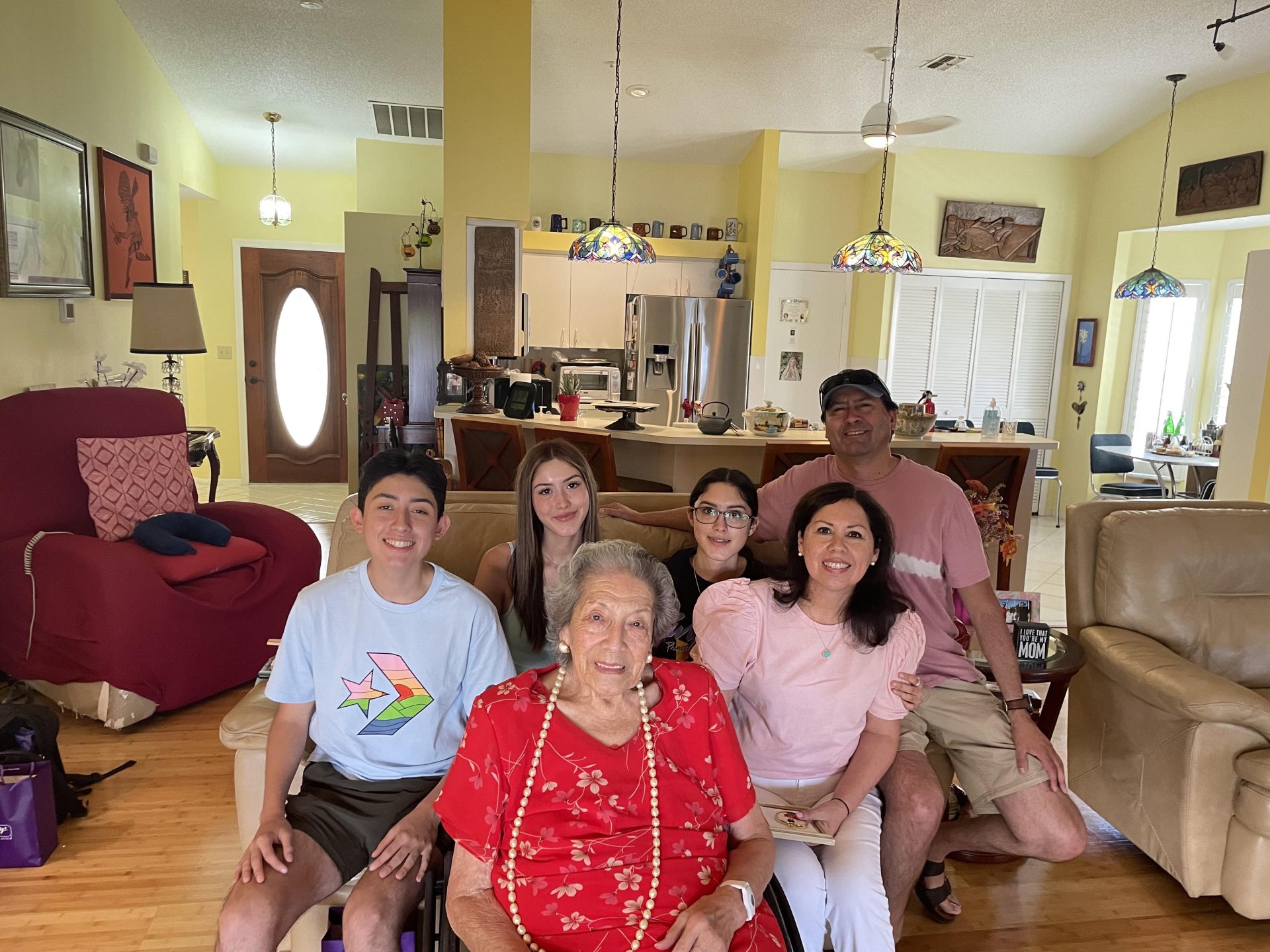 Foto tomada en Julio 27, 2022. Fuimos a Florida a visitar a mi Madrina y a que mis  3 hijos la conocieran. No pueden imaginar la alegría inmensa y la emoción de abrazarla y estar a su lado ❤️ Tia Dorita siempre vivirás en nuestros corazones 