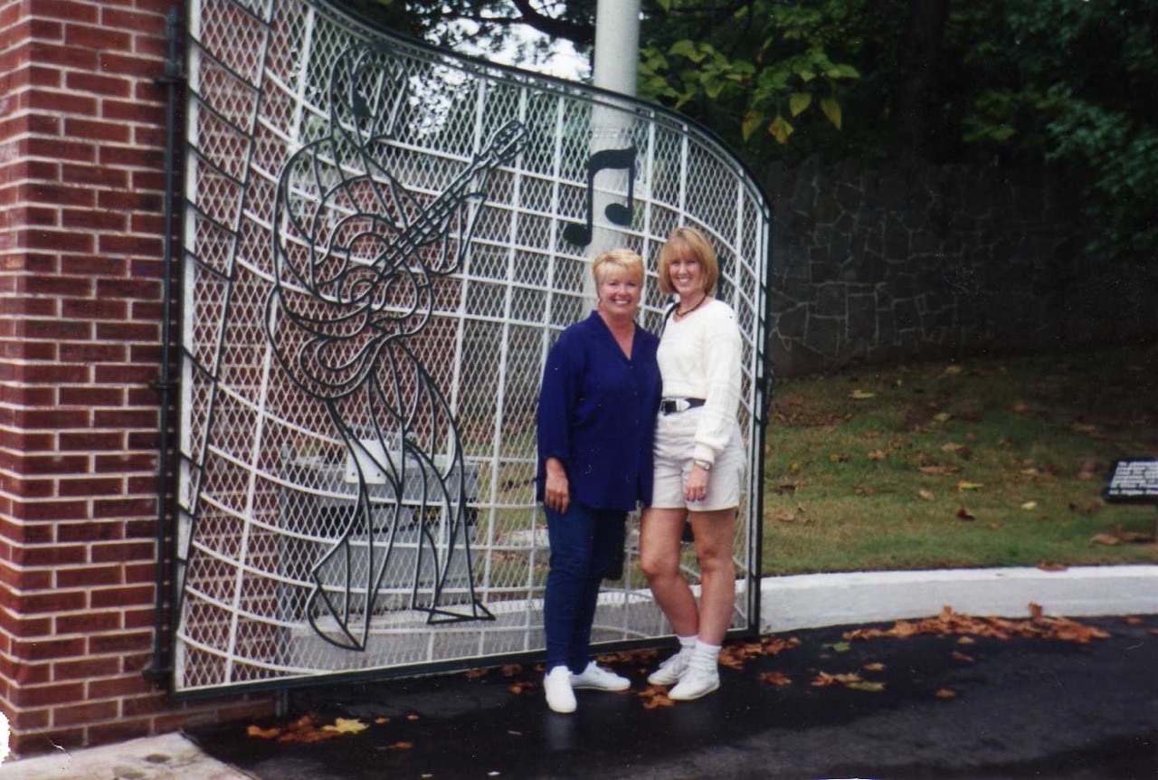 Mother-Daughter Graceland Roadtrip